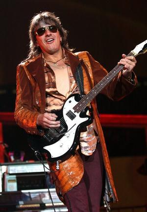 Richie Sambora II In this youtube movie below you can see Richie play a 